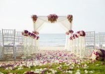 deco-ceremonie-laique-fleurs-bouquets-arche-chaises-mer-mariage.jpg